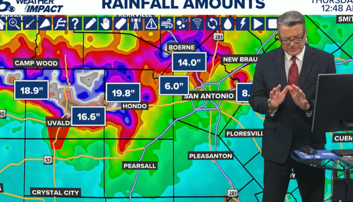 O meteorologista orando enquanto mostrava a enchente. (Foto: Reprodução/YouTube/KENS 5: Your Sa...