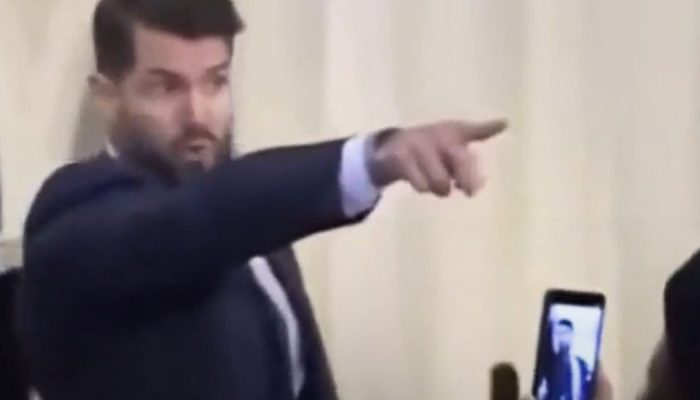 O pastor Jonathan Parnell, da Igreja Cities, diz a manifestantes que a invasão ao local de culto...