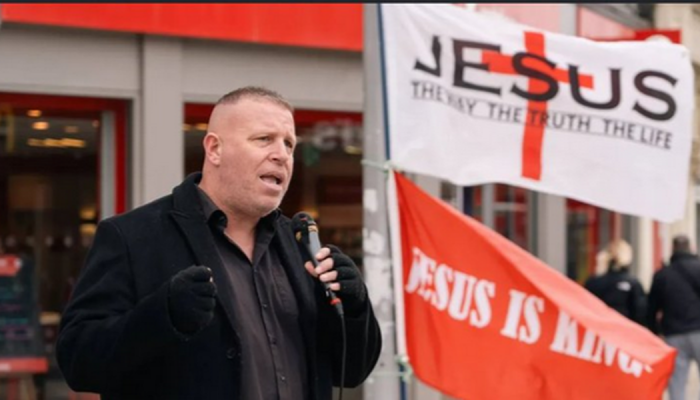 Pastor Stephen Clayden durante pregação pública em Colchester, na Inglaterra. (Foto: Christian...