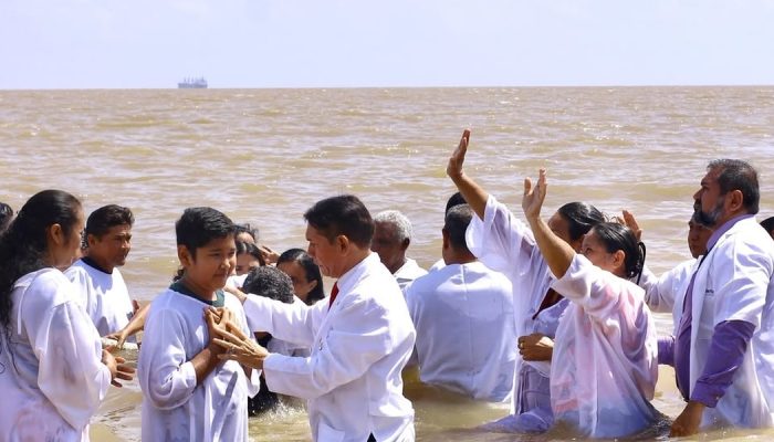 O batismo reuniu novos convertidos de diversas igrejas em Macapá. (Foto: Instagram/Prefeitura de...