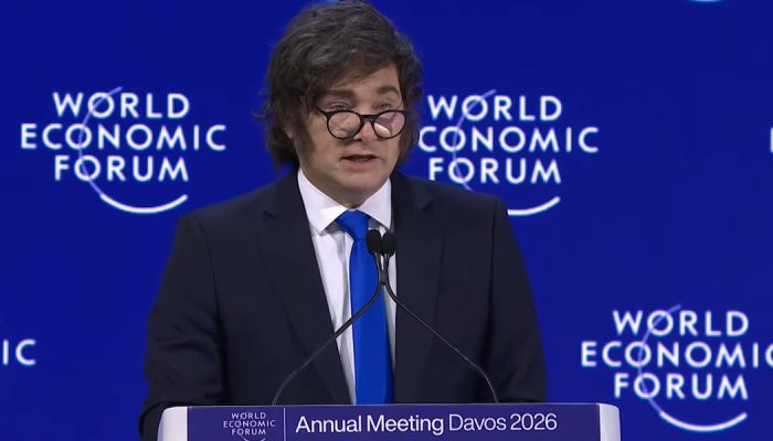 Javier Milei discursa no Fórum Econômico Mundial, em Davos, Suíça, em 21 de janeiro de 2026. ...
