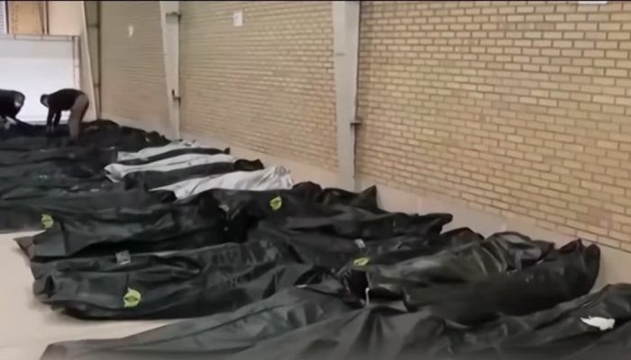 Centenas de cadáveres sendo recolhidos após massacre em protestos. (Captura de tela/YouTube/KAN...