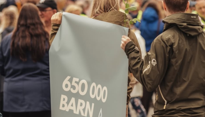 Jovens exibem mensagens em defesa da vida durante a Marcha pela Vida, realizada em Oslo, na Norue...