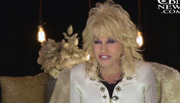 Dolly Parton. (Foto: Reprodução/YouTube/CBN News).