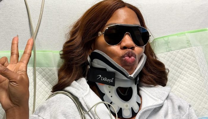Sarah Jakes Roberts aparece em leito hospitalar usando colar cervical após sofrer fratura no pes...