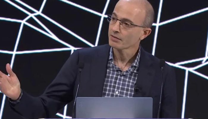 O professor e historiador Yuval Noah Harari em Davos, na Suíça, em 2026. (Foto: YouTube/ Fórum...