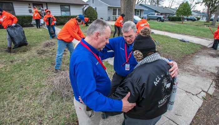 Voluntários da Samaritan's Purse e da BGEA oram durante uma ação de atendimento. (Foto ilustra...
