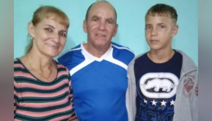 Jonathan com seus pais Elier Muir Ávila e Minervina Burgos López. (Foto: Portas Abertas).