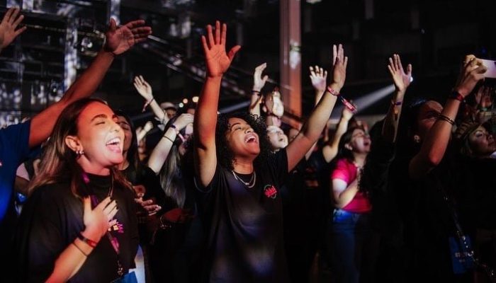 Jovens cristãos adorando a Deus durante culto. (Foto: Instagram/Dunamis Movement)