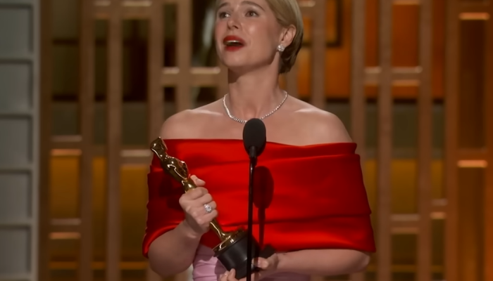 Jessie Buckley discursa após vencer o Oscar de Melhor Atriz. (Captura de tela/YouTube/Oscars)