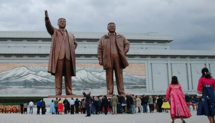 Na Coreia do Norte, a família regente é vista como divindade e exige adoração. (Foto: Portas ...