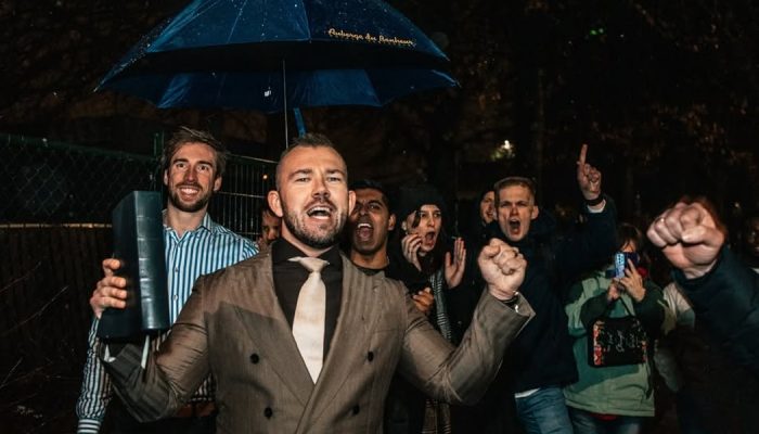 O evangelista Tom de Wal foi preso após a polícia interromper um culto na cidade de Tilburg. (F...