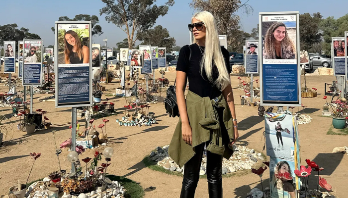 Miriam Mattova visita um memorial no local do festival de música Nova, em novembro de 2025. (Fot...