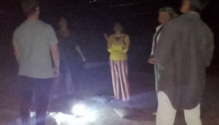 Grupo de cristãos orando em meio a blecautes em Cuba. (Portas Abertas Brasil).