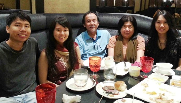 O pastor Koh rodeado pela esposa, filhas e filho. (Foto: Portas Abertas).