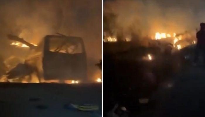 O micro-ônibus foi destruído pelo fogo após a colisão. (Foto: Reprodução/Correio da Manhã)