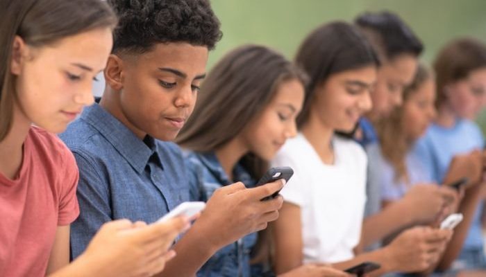 Adolescentes usando seus celulares (Foto: Folha Gospel/Canva)