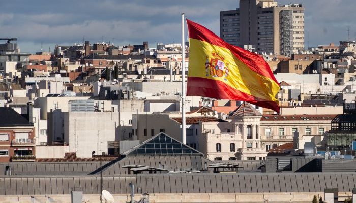 Bandeira da da Espanha gigante sobre os telhados de Madrid (Foto: Folha Gospel/Canva)