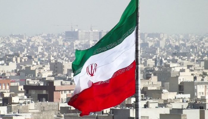 Bandeira do IrÃ£ sobre a capital TeerÃ£ (Foto: Canva Pro)