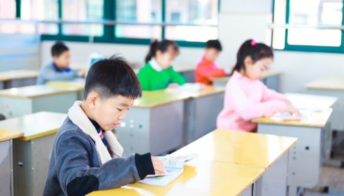 CrianÃ§as em uma sala de aula na Coreia do Norte (Foto: Folha Gospel/Canva)