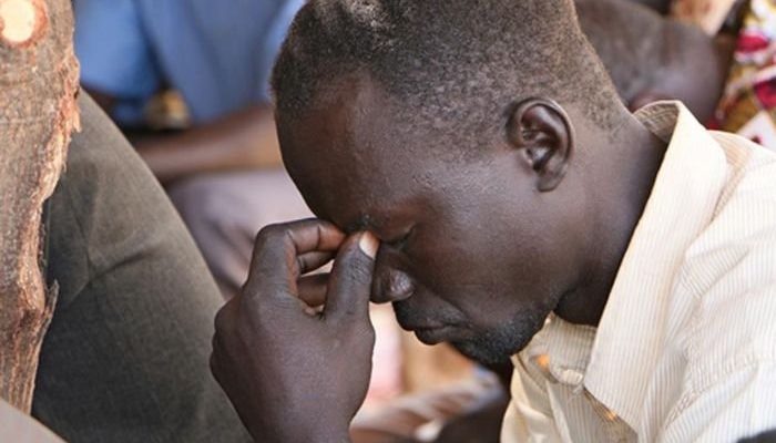 CristÃ£o orando no SudÃ£o (Foto: ReproduÃ§Ã£o)