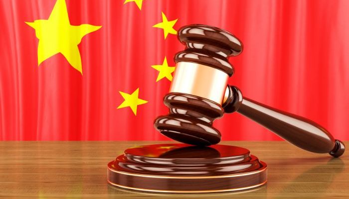 Martelo da Justiça tendo ao fundo a bandeira da China (Foto: canva)