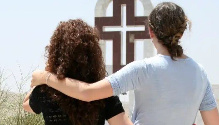Mulheres cristÃ£s de frente para uma cruz (Foto: Portas Abertas)