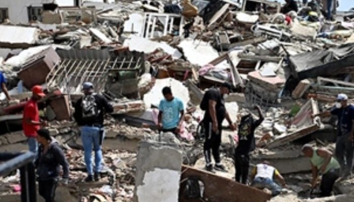 Pessoas procuram sobreviventes após fortes terremotos na Venezuela (Foto: Reprodução)