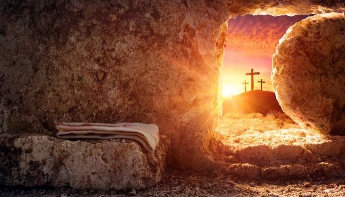 Túmulo de Cristo vazio e ao fundo a cruz vazia (Foto: Canva Pro)
