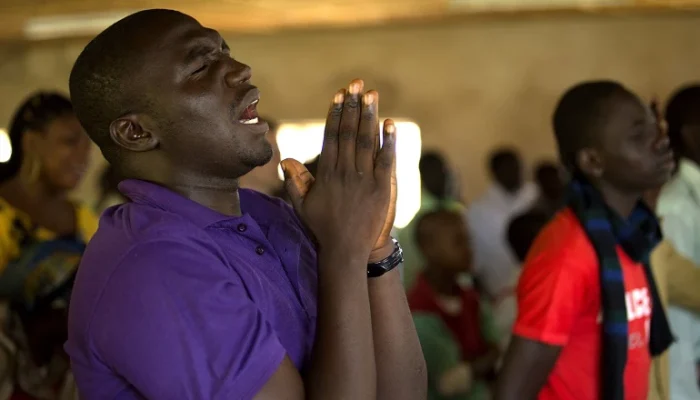 CristÃ£os durante culto na NigÃ©ria (Foto: World Watch Monitor)