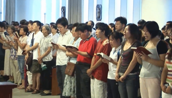 Cristãos em igreja na China. (Foto: Reprodução/CBN News)