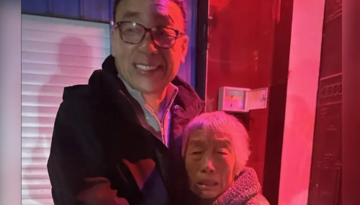 Pastor Zhang Shaojie abraça sua mãe logo após deixar a prisão, depois de mais de uma década ...