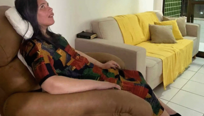 Amanda Wanessa sentada em poltrona em casa. (Foto: ReproduÃ§Ã£o/Instagram)