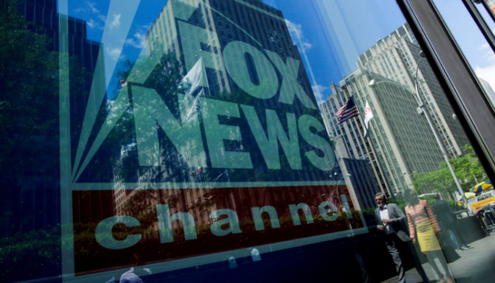 Fox News, é um canal conservador de notícias americano de televisão a cabo que pertence à Fox...