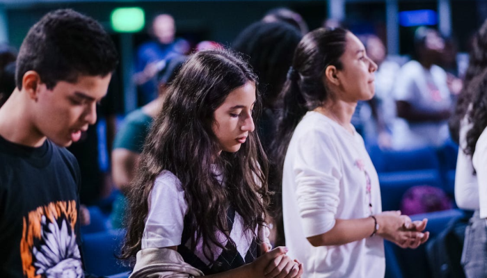 Jovens durante culto em igreja (Foto: Pexels)