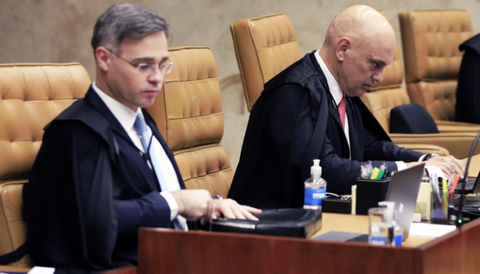 Os ministros André Mendonça e Alexandre de Moraes em sessão plenária do STF. (Foto: Nelson Jr...
