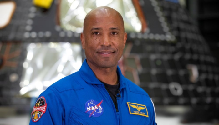 Victor Glover, o capitão cristão da Marinha dos EUA que pilota a missão Artemis II da NASA (Fo...