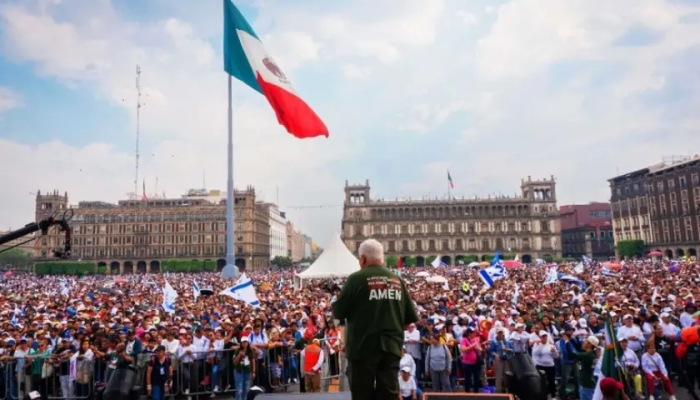 Sob o sol, milhares de cristãos marcharam e se reuniram no Zócalo da Cidade do México. (Foto: ...