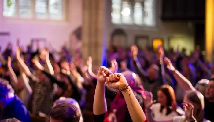 Jovens participando de culto em igreja. (Foto: Reprodução)