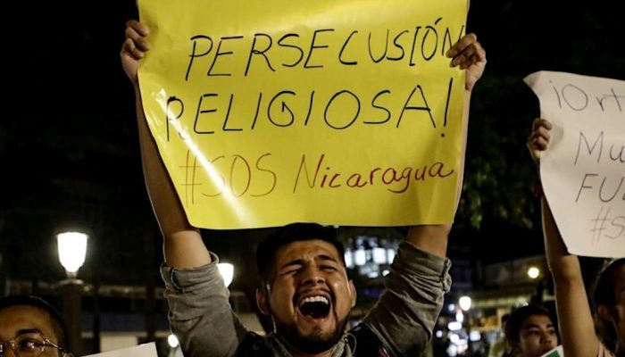Cristão segura cartaz contra a perseguição religiosa na Nicarágua (Foto: Reprodução/Redes S...